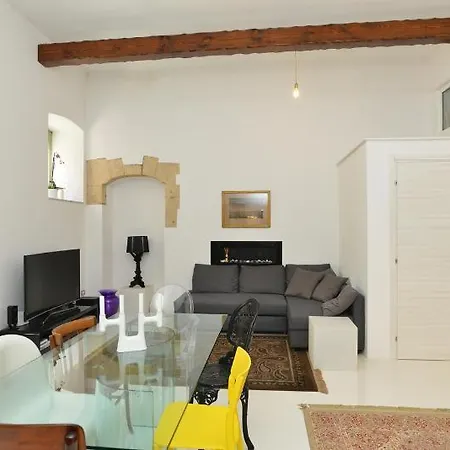 Izzhome Light Apartment
